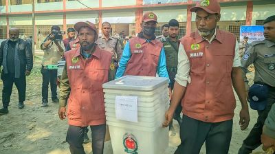রংপুরে উৎসবমুখর পরিবেশে কেন্দ্রে কেন্দ্রে যাচ্ছে ভোটের সরঞ্জাম