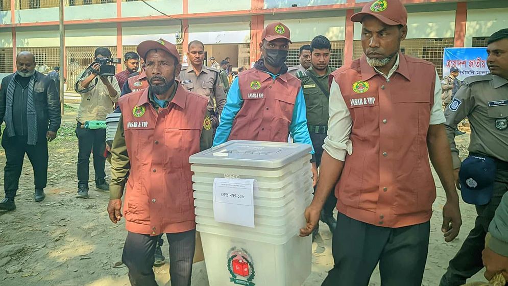 রংপুরে উৎসবমুখর পরিবেশে কেন্দ্রে কেন্দ্রে যাচ্ছে ভোটের সরঞ্জাম