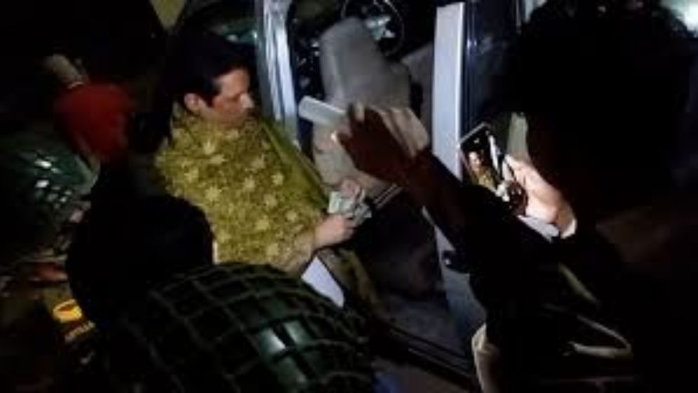 চট্টগ্রামে মাইক্রোবাস থেকে ‘স্বতন্ত্র প্রার্থীর’ সাড়ে ১০ লাখ টাকা জব্দ