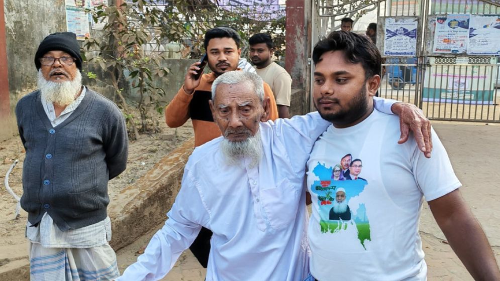 পছন্দের প্রার্থীকে ভোট দিয়ে খুশি ১১০ বছরের বৃদ্ধ হাফিজুর