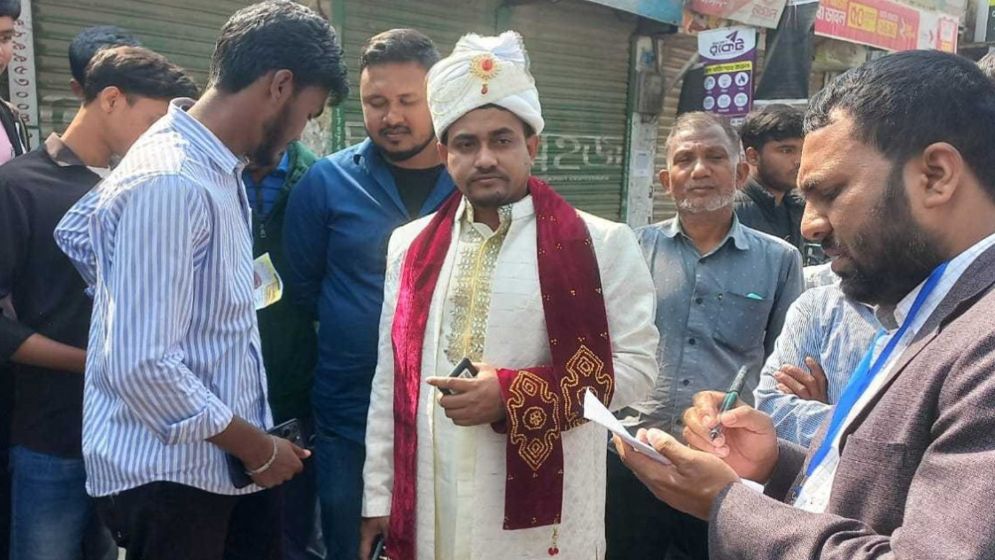 বিয়ের সাজে ভোটকেন্দ্রে বর, বললেন ‘আগে ভোট পরে বিয়ে’