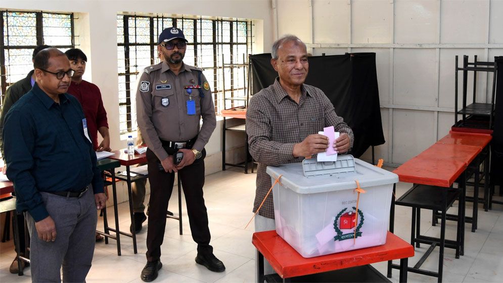 ত্রয়োদশ সংসদ নির্বাচনে ভোট দিলেন স্বরাষ্ট্র উপদেষ্টা