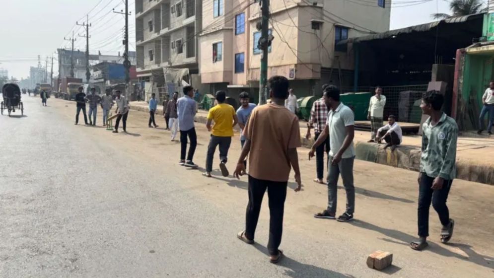 ভোটের দিনে ফাঁকা রাজপথ, ব্যস্ত সড়ক এখন খেলার মাঠ