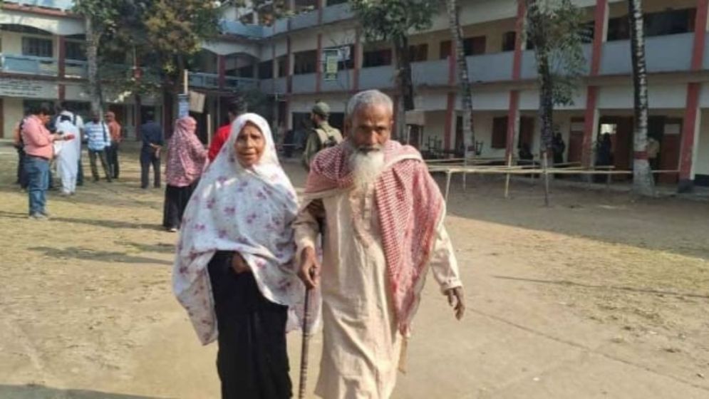 তিন নির্বাচনের আক্ষেপ ঘুচিয়ে স্ত্রীর হাত ধরে ভোটকেন্দ্রে ৮৬ বছরের জলিল