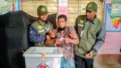 আনসারের কাঁধে ভর করে ভোট দিলেন প্রতিবন্ধী মঞ্জুম
