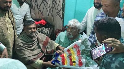 নির্বাচনে হারলেও বিজয়ী প্রার্থীকে মিষ্টিমুখ করালেন শিশির মনির