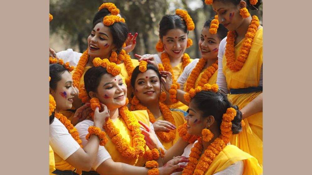 ফাগুনের মোহনায় ভালোবাসার ছোঁয়া: আজ পহেলা ফাল্গুন