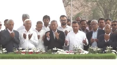 জিয়াউর রহমান ও বেগম খালেদা জিয়ার সমাধিতে প্রধানমন্ত্রীর শ্রদ্ধা