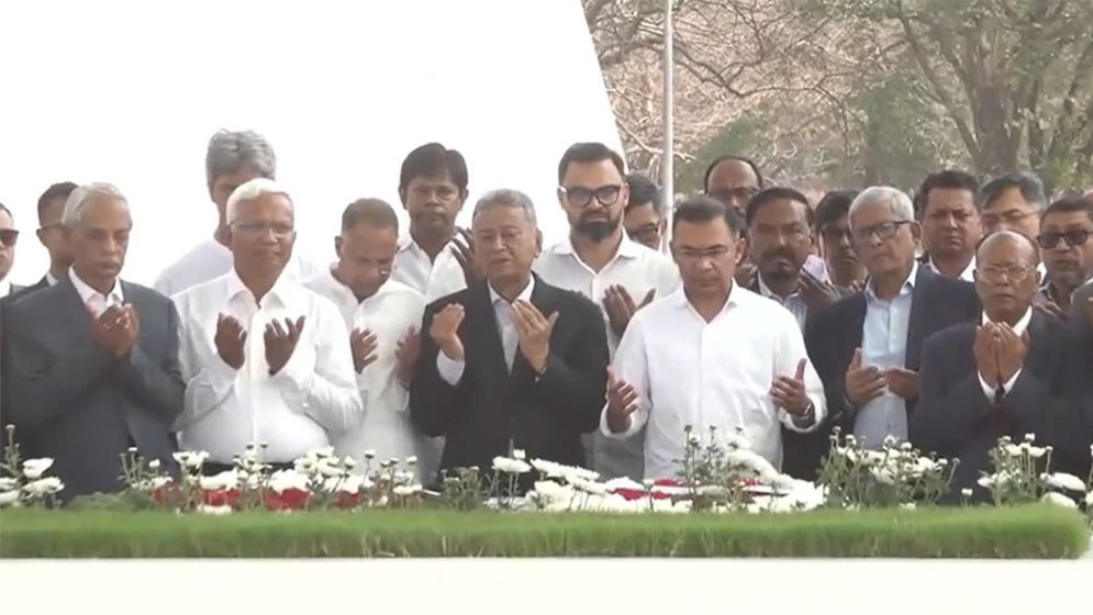 জিয়াউর রহমান ও বেগম খালেদা জিয়ার সমাধিতে প্রধানমন্ত্রীর শ্রদ্ধা