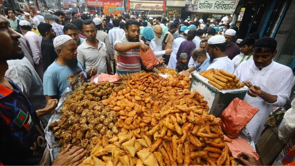 প্রথম রোজাতেই জমজমাট চকবাজারের ইফতারি বাজার