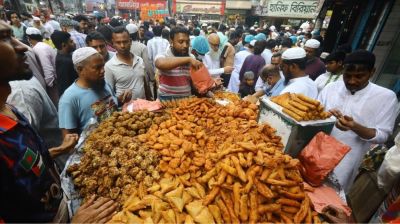 প্রথম রোজাতেই জমজমাট চকবাজারের ইফতারি বাজার