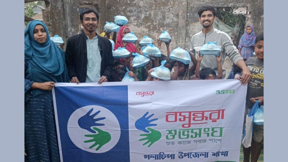 গলাচিপায় অসহায় শিশুদের নিয়ে বসুন্ধরা শুভসংঘের ইফতার আয়োজন