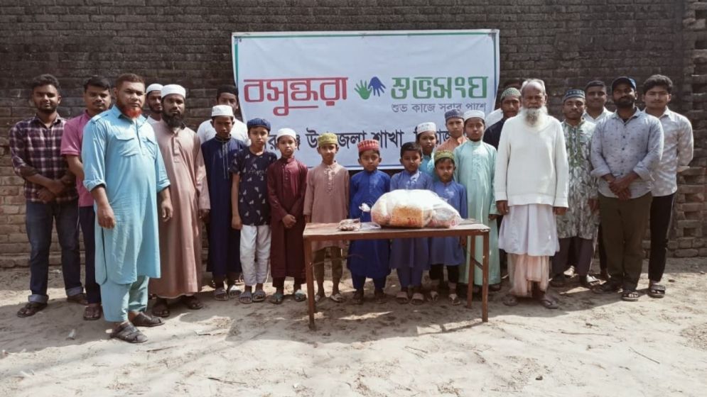 বীরগঞ্জে বসুন্ধরা শুভসংঘের উদ্যোগে ইফতার সামগ্রী উপহার