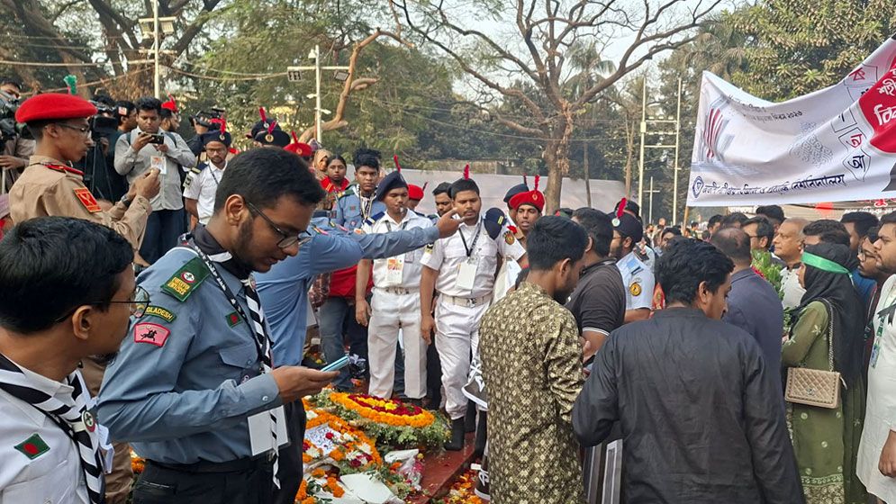 ভাষা শহীদদের  প্রতি শ্রদ্ধা জানাতে শহীদ মিনারে মানুষের ঢল