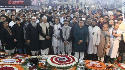 শহীদ মিনারে নৌপরিবহন মন্ত্রণালয়ের শ্রদ্ধা