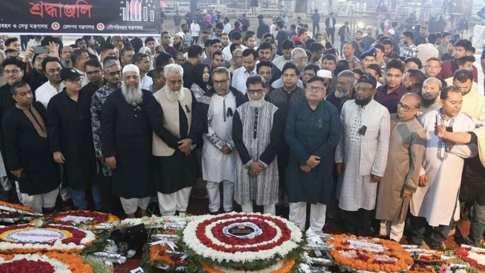শহীদ মিনারে নৌপরিবহন মন্ত্রণালয়ের শ্রদ্ধা