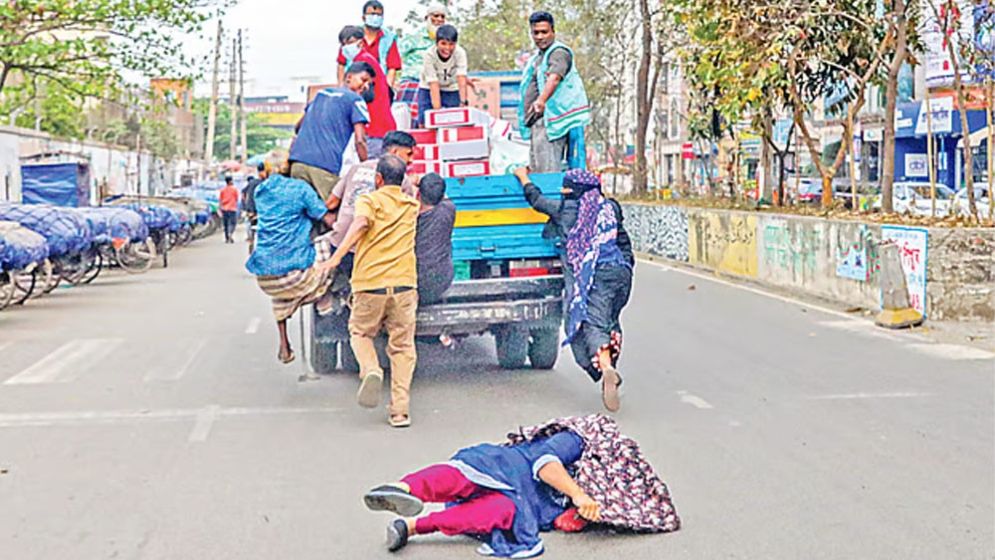 স্বল্পমূল্যে পণ্য বিক্রি টিসিবির, ট্রাকসেলে হুড়োহুড়ি ক্রেতাদের