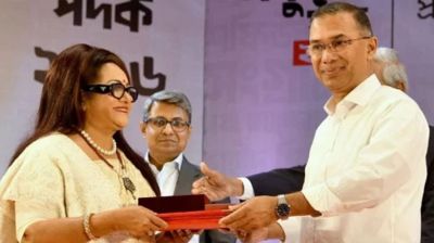 প্রধানমন্ত্রীর হাত থেকে একুশে পদক নিলেন অভিনেত্রী ববিতা