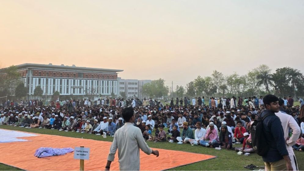 সৌহার্দ্য ও সম্প্রীতির বার্তা নিয়ে খুলনা বিশ্ববিদ্যালয়ে গণ ইফতার
