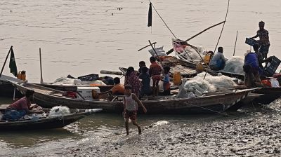নিষেধাজ্ঞায় থমকে মেঘনার জেলে জীবন, বাড়ছে ঋণের বোঝা