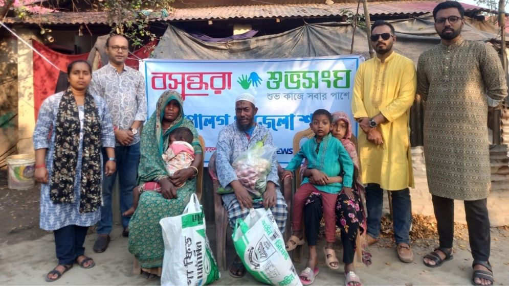 গোপালগঞ্জে প্রতিবন্ধী রিকশাচালক পেলেন বসুন্ধরা শুভসংঘের খাদ্য সহায়তা