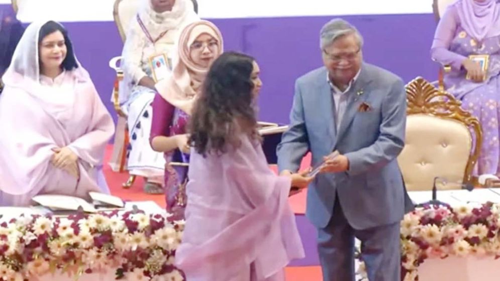 খালেদা জিয়ার হয়ে ‘অদম্য শ্রেষ্ঠ নারী’ পুরস্কার নিলেন জাইমা রহমান