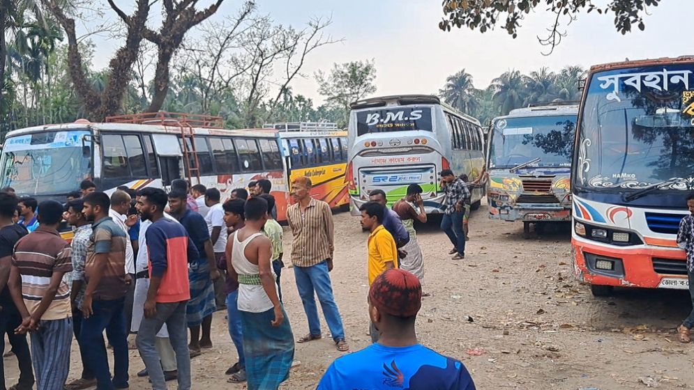 ভোলায় অনির্দিষ্টকালের বাস ধর্মঘটের ডাক, শ্রমিক বিক্ষোভ