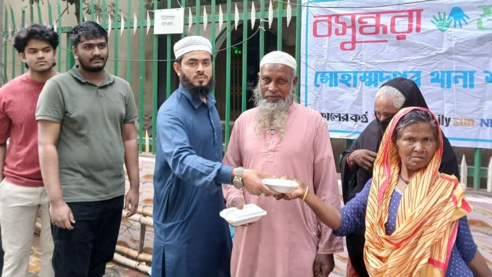 মোহাম্মদপুরে ছিন্নমূল ও শ্রমজীবীদের মাঝে বসুন্ধরা শুভসংঘের ইফতার বিতরণ