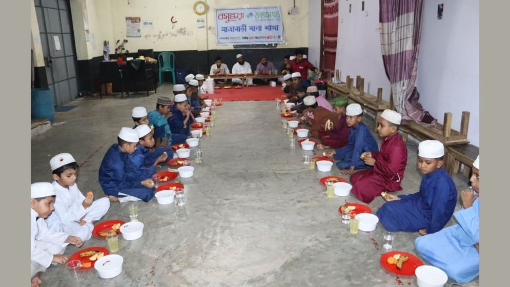 যাত্রাবাড়ীতে এতিম শিশুদের নিয়ে বসুন্ধরা শুভসংঘের ইফতার আয়োজন