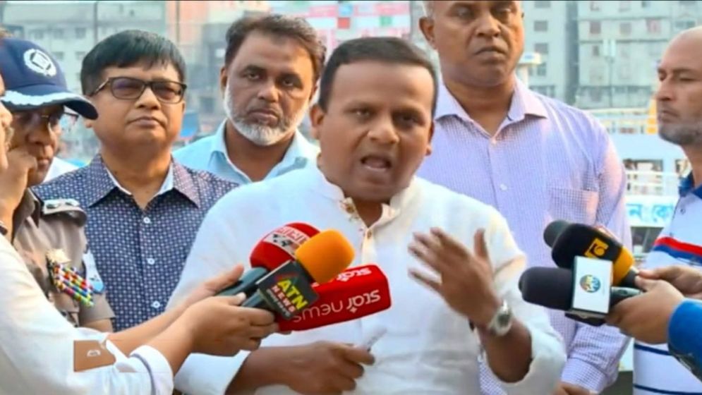 নৌপথে ঈদযাত্রা নির্বিঘ্ন রাখতে সদরঘাটে দিনভর প্রতিমন্ত্রীর অবস্থান