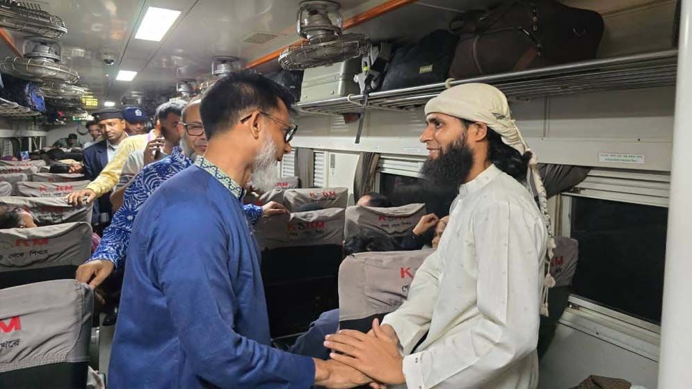 কক্সবাজার এক্সপ্রেসে প্রতিমন্ত্রীর আকস্মিক পরিদর্শন, যাত্রীদের সঙ্গে মতবিনিময়