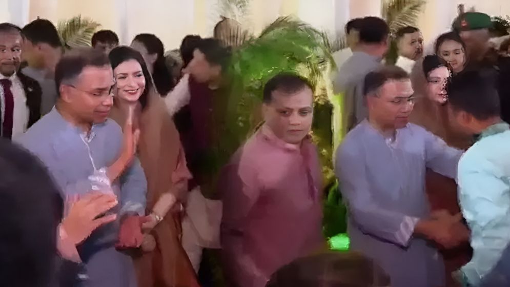 সর্বসাধারণের সঙ্গে ঈদুল ফিতরের শুভেচ্ছা বিনিময় করছেন প্রধানমন্ত্রী