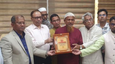 সাত ইঞ্চি ভাঙা পাত: লাল কাপড়ে ট্রেন থামিয়ে পুরস্কার পেলেন সেই এনামুল