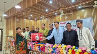 নারীদের স্বাবলম্বী করতে নওগাঁয় শুভসংঘের সেলাই মেশিন বিতরণ