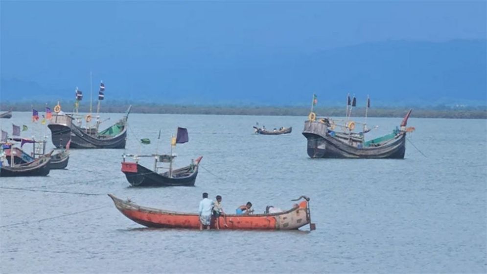 ৩ নৌকাসহ ১৩ জেলেকে ধরে নিয়ে গেছে আরাকান আর্মি