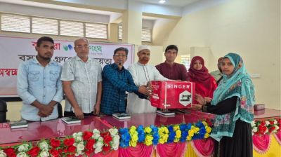 সেলাইমেশিনে বদলাবে নারীর ভাগ্য