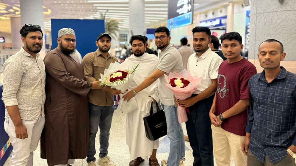 পবিত্র ওমরাহ পালনে সৌদি আরবে নাহিদ ইসলাম