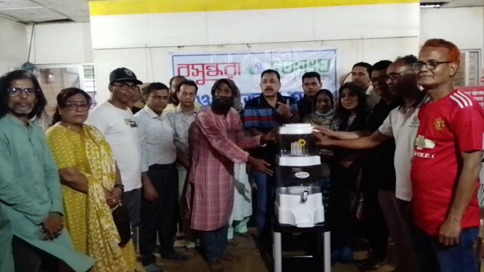 নওগাঁয় বসুন্ধরা শুভসংঘের উদ্যোগে পানির ফিল্টার উপহার