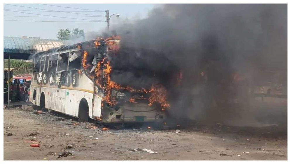 কুমিল্লায় দাঁড়িয়ে থাকা তিন এসি বাসে আগুন