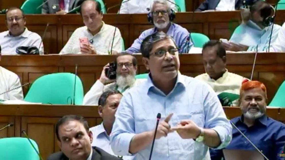 লন্ডনে তারেক রহমানকে ট্রফি দিয়ে ভোটের তারিখ নিয়ে আসেন ড. ইউনূস