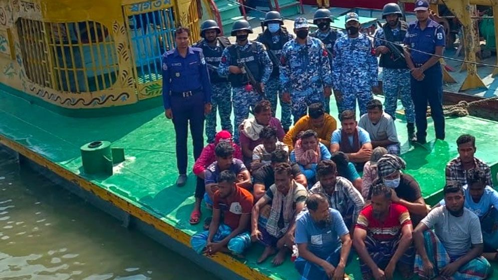 মানিকগঞ্জে অবৈধ বালু উত্তোলনে আটক ২০, ৪ ড্রেজার ও ২ বাল্কহেড জব্দ