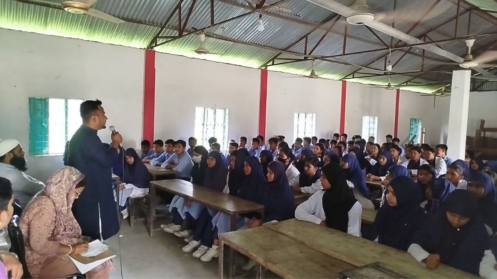 চিরিরবন্দরে আত্মহত্যা প্রতিরোধে শিক্ষার্থীদের নিয়ে শুভসংঘের সেমিনার