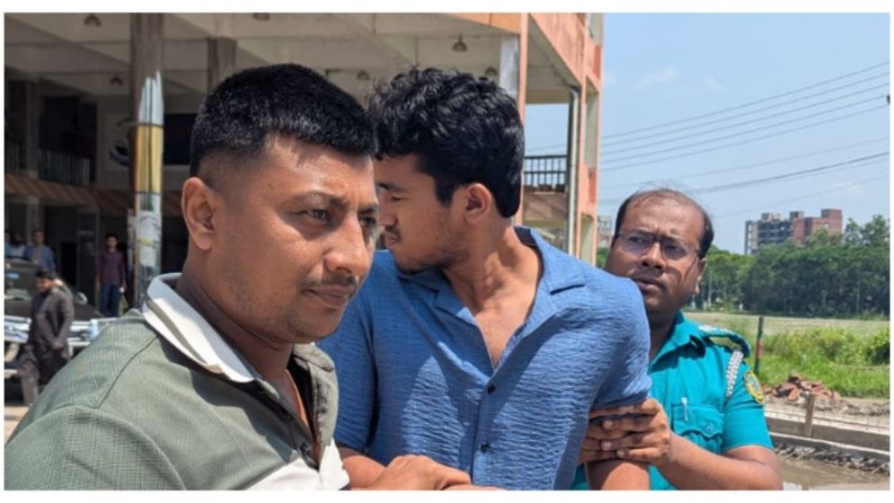 ভর্তি পরীক্ষায় বহিষ্কার হয়ে ববির ৪ স্টাফকে মারধর, পরীক্ষার্থীকে পুলিশে সোপর্দ
