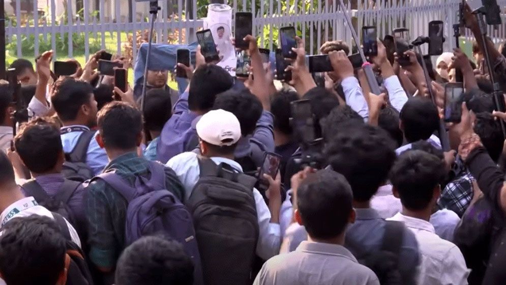 নাসীরুদ্দীনের কুশপুত্তলিকায় জুতা নিক্ষেপ করে তরুণদের প্রতিবাদ