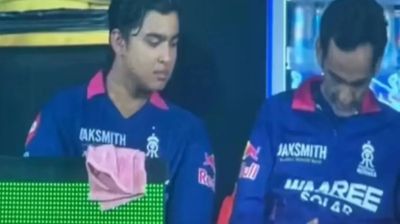 ম্যাচ চলাকালে মোবাইল ব্যবহার, শাস্তির মুখে রাজস্থান ম্যানেজার