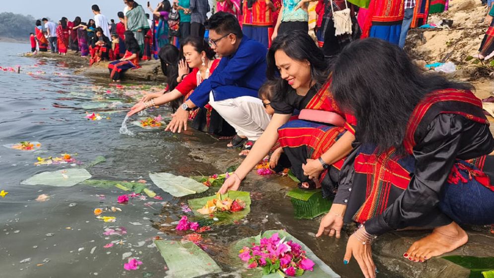 ফুল ভাসিয়ে বর্ষবরণ, রাঙামাটিতে বিজুর আনন্দ