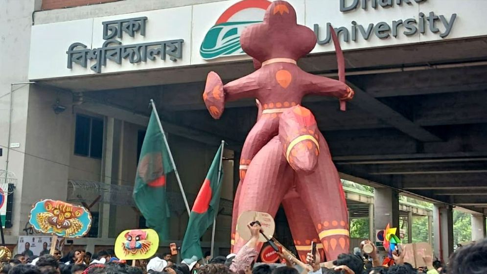মেট্রো স্টেশনে আটকে গেল শোভাযাত্রার মোটিফ