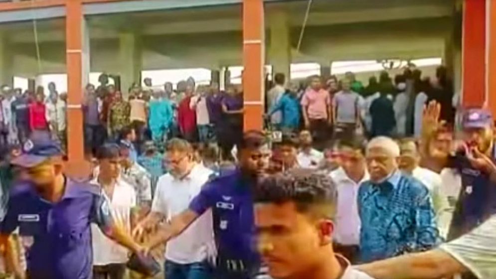 মন্ত্রীর পাশে বসা নিয়ে হাতাহাতি