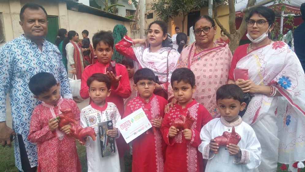 ব্রাহ্মণবাড়িয়ায় শিশুদের পছন্দমতো খেলনা কিনে দিলো বসুন্ধরা শুভসংঘ