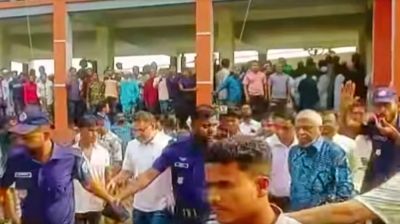 মন্ত্রীর পাশে বসা নিয়ে হাতাহাতি